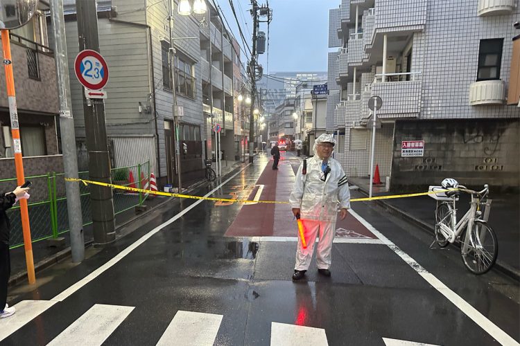 現場には規制線がはられ、物々しい雰囲気だった
