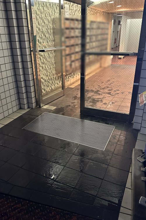 女性が引きずり込まれたマンションの共用部