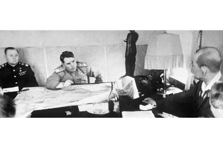 1945年8月19日、ソ連沿海州ジャリコーヴォ村で開かれた「日ソ停戦交渉」の模様（SPUTNIK/時事通信フォト）