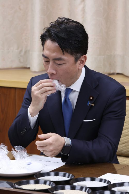 備蓄米の試食会を開催し、おむすびを食べる進次郎氏