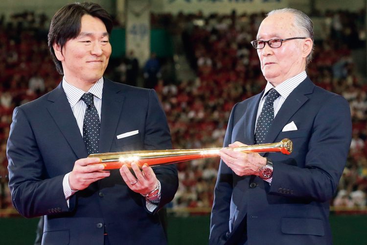 2013年に国民栄誉賞を受賞した長嶋茂雄さんと松井秀喜氏（写真／共同通信社 ）