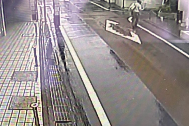 事件発生時刻の現場付近の映像。犯人の姿は見えないが、逃げているように見える人物が映っている