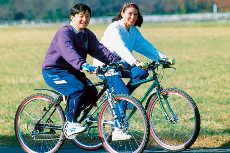 リラックスした様子のおふたり(宮内庁提供)