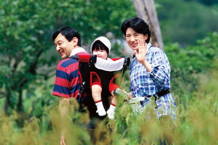 那須連山の湿原を散策(宮内庁提供)