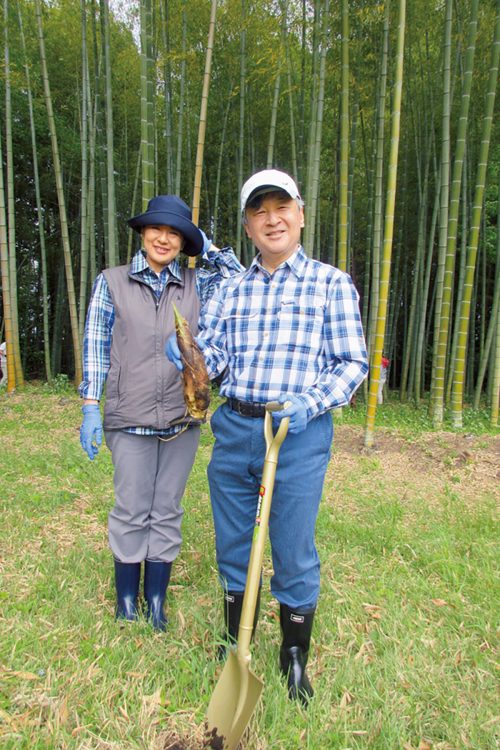 たけのこ掘りを楽しむおふたり(宮内庁提供)