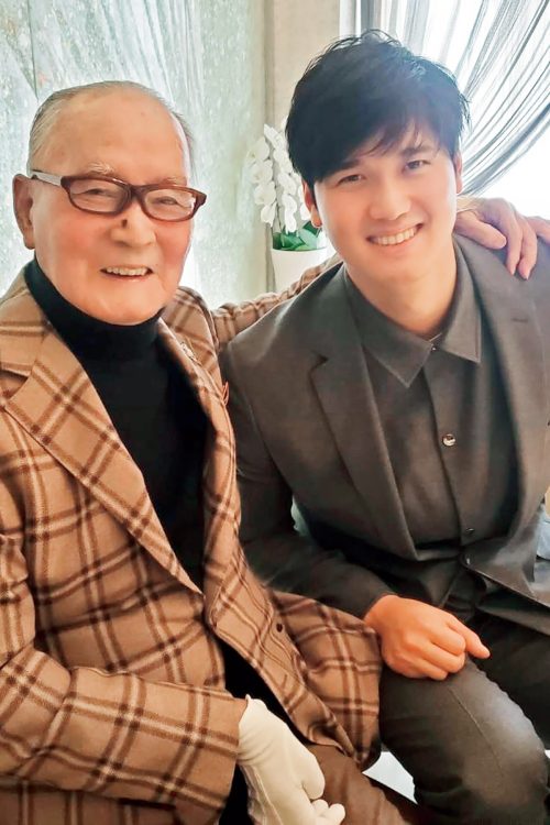 訃報を受けた大谷翔平選手（30）は、「ご冥福をお祈りいたします」という言葉とともに、長嶋さんと並んだ写真を公開した（公式インスタグラムより)