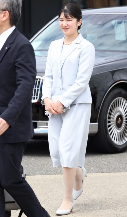 愛子さまはスカートのセットアップをチョイス（2025年6月4日、撮影／田中麻以）