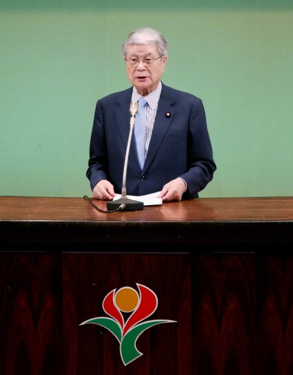 自民党・森山幹事長の国政報告会で会合であいさつする野村哲郎元農林水産相=5月31日、鹿児島県曽於市(時事通信フォト)
