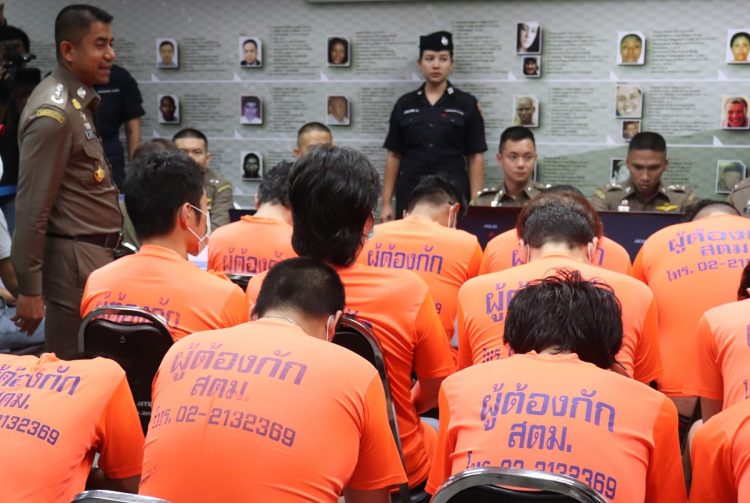 タイ警察の取り調べを受ける日本人詐欺グループの男ら。2019年4月。この頃は日本への特殊詐欺海外拠点に関する報道は多かった（時事通信フォト）