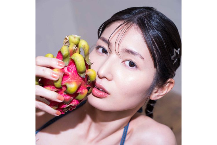 写真集ではデニムビキニ姿も披露！