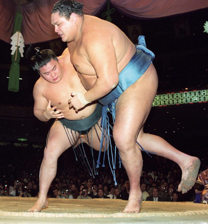 貴乃花/第65代・貴乃花光司 701勝217敗201休・優勝22回 185センチ、160キロ:兄・若乃花とともに空前の「若貴ブーム」を巻き起こした平成の大横綱。2場所連続全勝優勝で横綱昇進を決め、ライバル・曙と死闘を繰り広げた(写真/共同通信社)