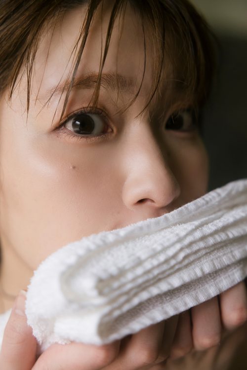 デジタル写真集『鷲尾めい めいちゃんとヌルポニョ温泉旅【イチャイチャ編】【ビチャビチャ編】』は各電子書店にて発売中