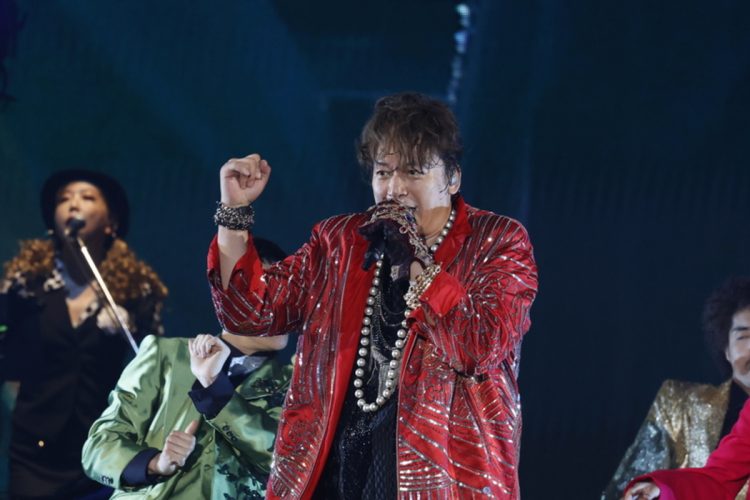 熱唱する香取慎吾