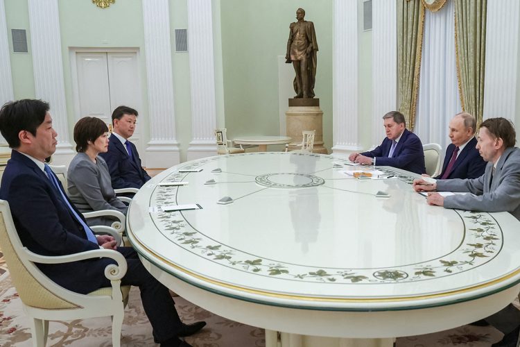 「私は主人が27回の首脳会談を通してプーチン大統領と築いてきた信頼関係を無駄にしたくない」とポスト（時事通信フォト）