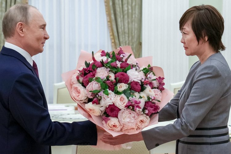 昭恵夫人を迎え入れたプーチン大統領（EPA＝時事）