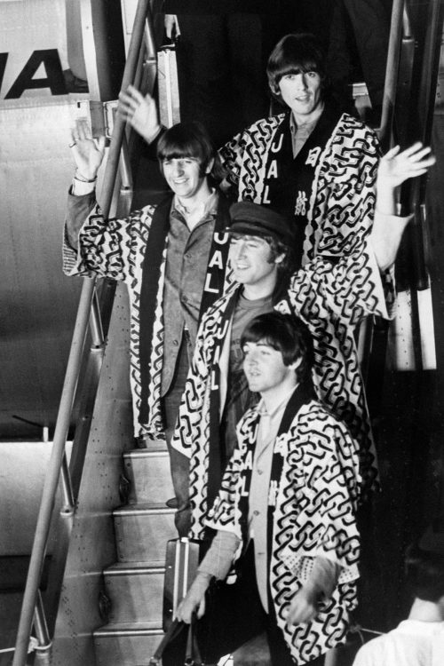 1966年、ビートルズが来日し大きな話題に（時事通信フォト）