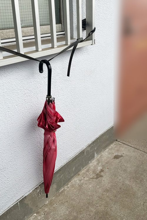 自宅には女性用の赤い傘が置かれていた