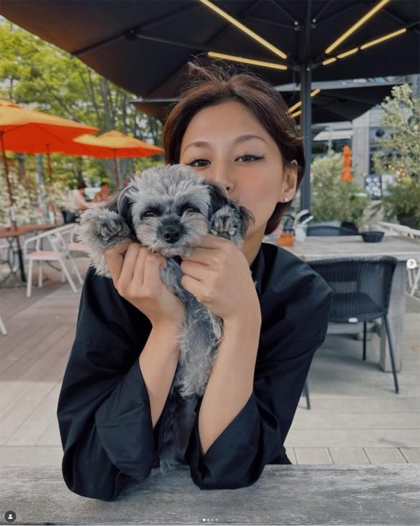 愛犬がいる(本人のInstagramより)