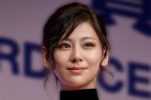 「最後のインタビュー」に応じた西内まりや(時事通信)