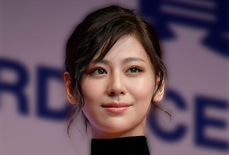 「最後のインタビュー」に応じた西内まりや（時事通信）