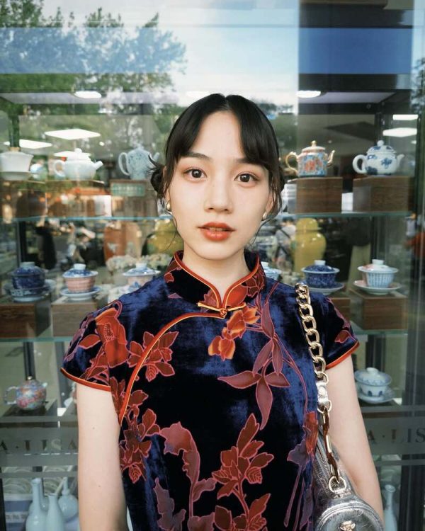 チャイナドレス姿の女優・のん(インスタグラムより)