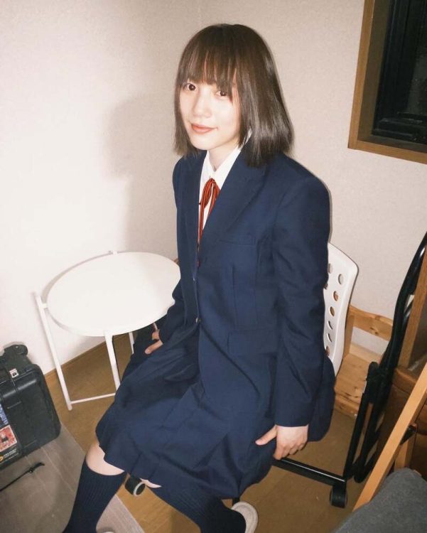 制服姿も披露(インスタグラムより)