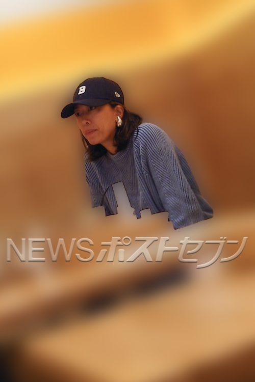 キャップを被った里田