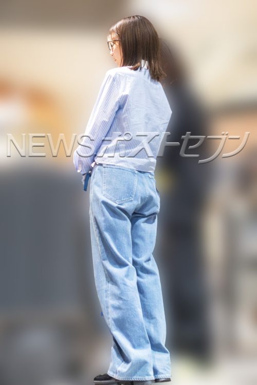 周囲の客は好奇心を隠しきれない様子だった
