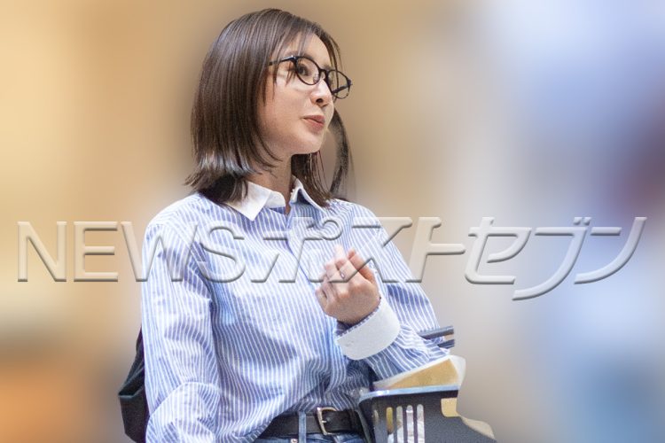 女性マネージャーと一緒に店内を歩く
