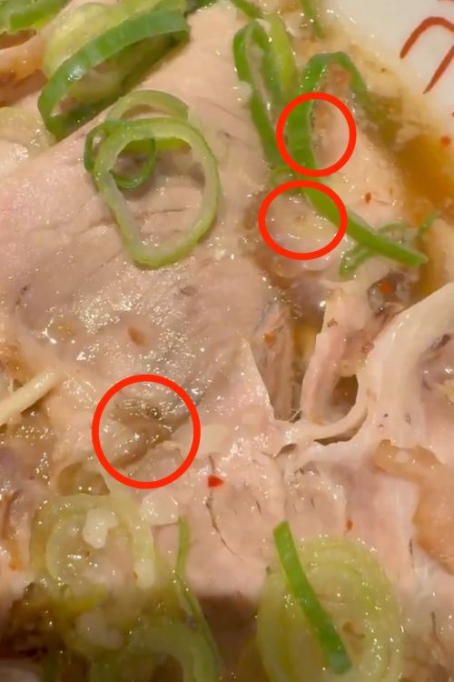 ウジ虫のような異物が発見されたラーメン（Xより）