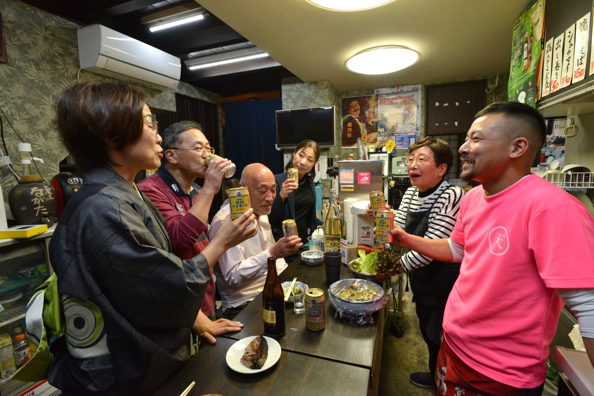 ひとたび店内に入れば客もみな家族だ