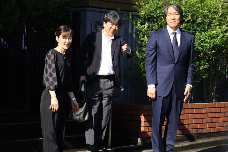 松井秀喜さん（右）を見送る三奈さん