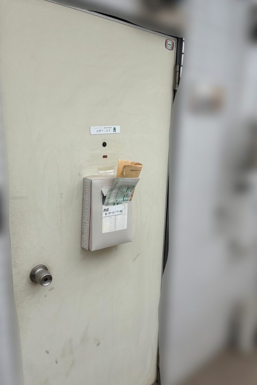 容疑者自宅の玄関
