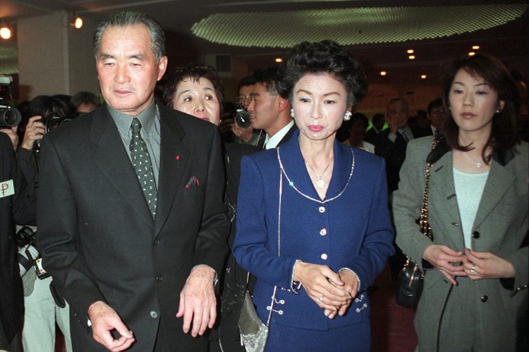 長嶋さんと亜希子夫人とともに、男子ゴルフのジャンボ尾崎さん（78才）の100勝記念パーティーに出席。右は三奈さん（'97年1月）