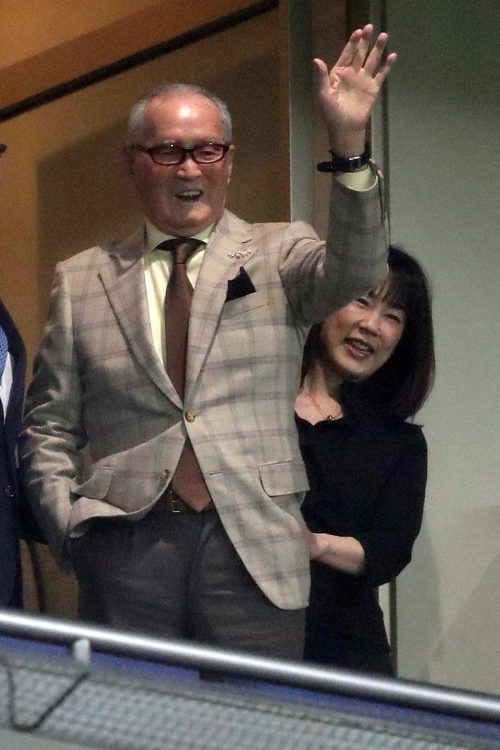 巨人対阪神戦に訪れた長嶋さんを三奈さんが支えています（2019年4月）
