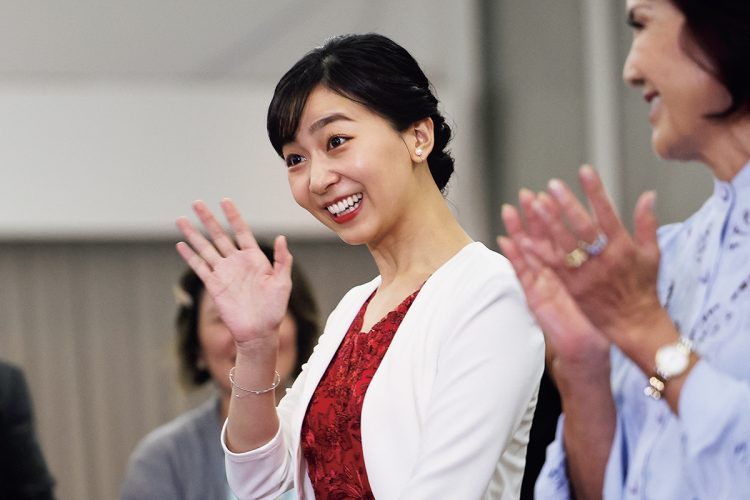 7年前に眞子さんが植えたのと同じ白いイペーの木を同じ場所に植樹された（写真／アフロ）