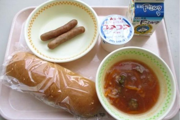 2本のシンプルなソーセージが献立の日も(福岡市学校給食公社公式サイトより)