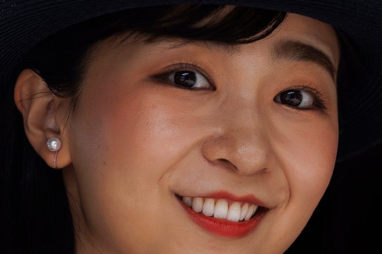 佳子さまの濃いめのメイクが話題に（時事通信フォト）
