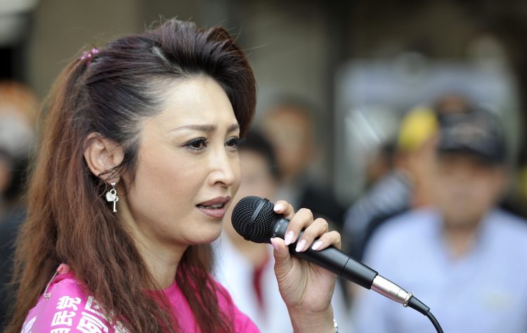 2010年6月24日、第22回参院選の公示日、巣鴨の商店街で街頭演説する自民党の三原じゅん子候補。この参院選で初当選した(時事通信フォト)