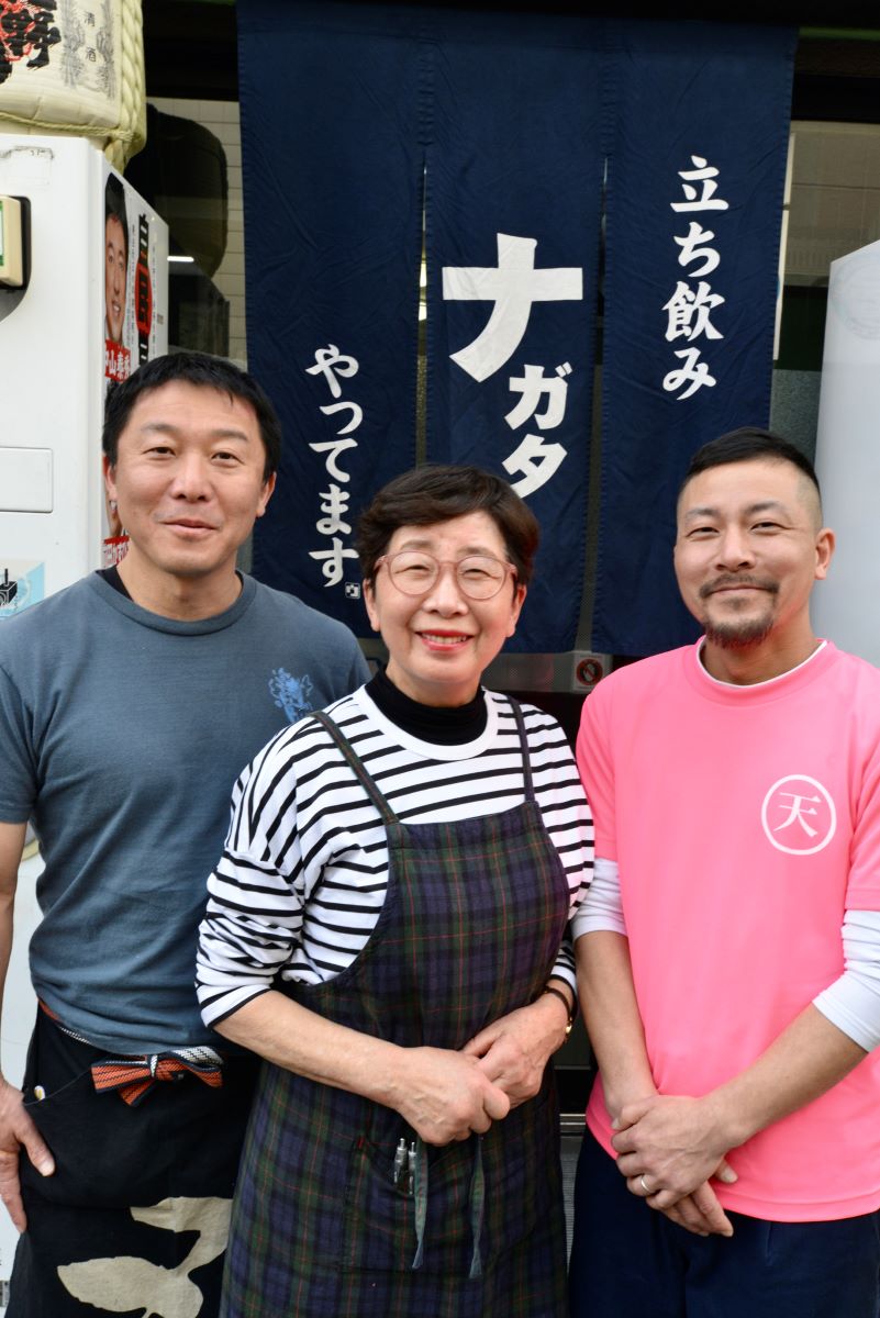 左から長男・博之さん、母・武子さん、三男・貴寛さん