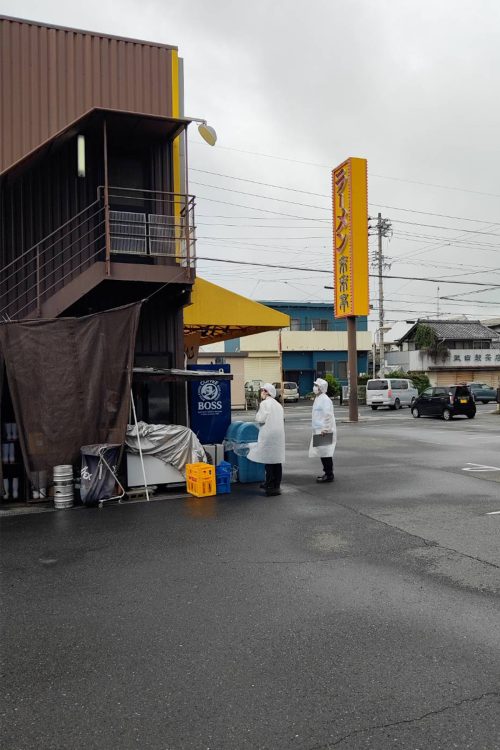 保健所の職員が店舗を出入りしていた