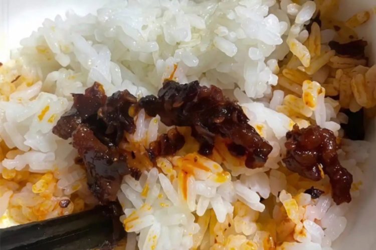 中国ではご飯とラー油だけという給食が提供された騒動も（SNSより）