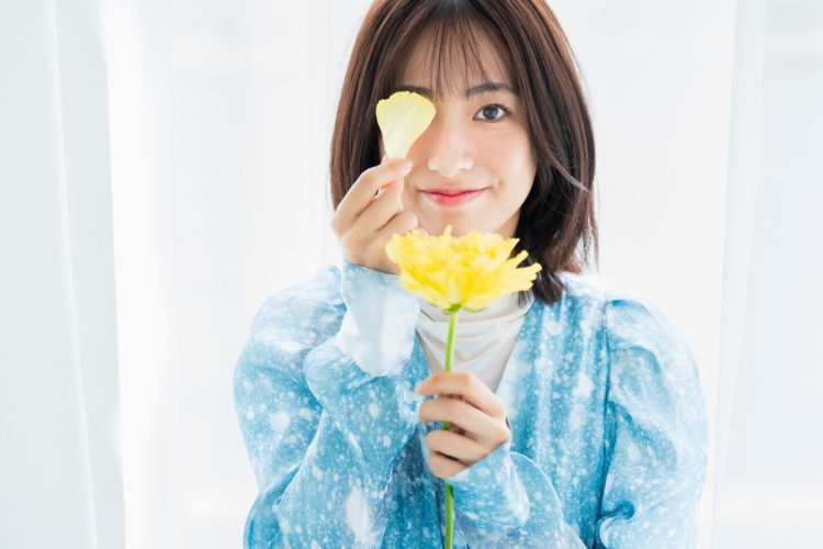 花びらを右目のかざす田村真子アナウンサー