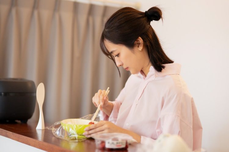 慣れた手つきで具をのせる田村真子アナウンサー