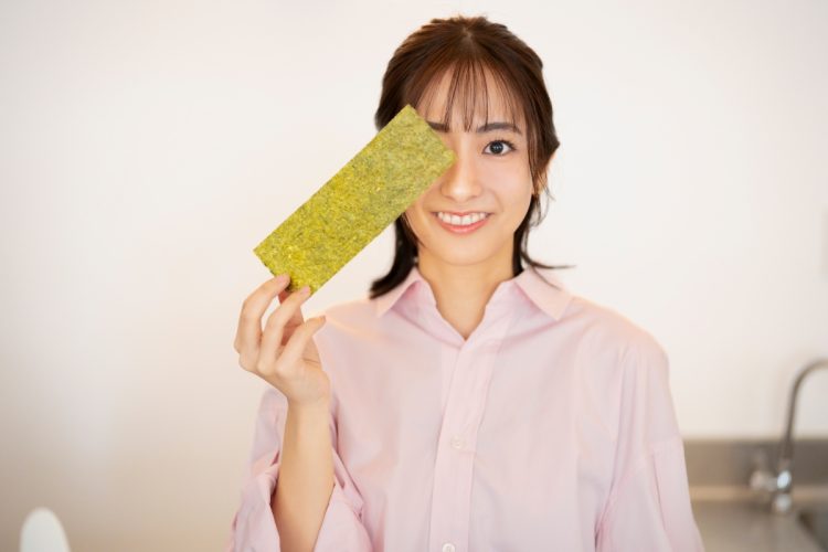 のりを右目の前にかざす田村真子アナウンサー