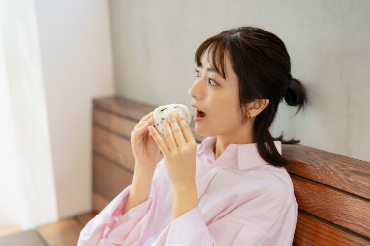 自らが握ったおにぎりの味見をする田村真子アナウンサー