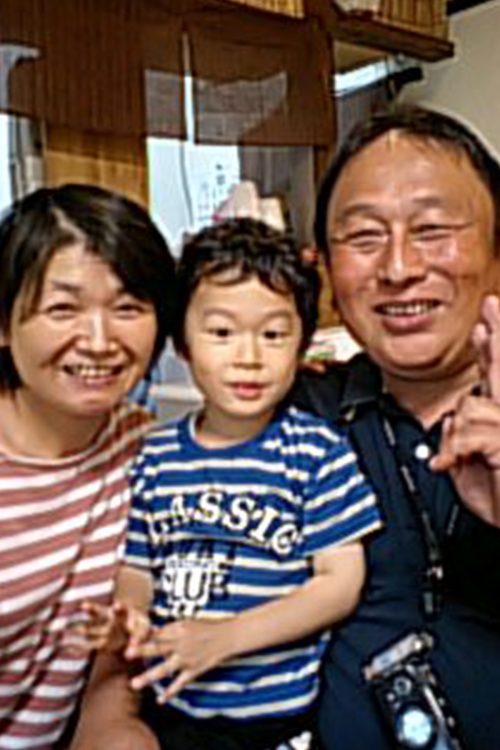 宮津家で暮らし始めた頃の航一さん（中央）と父の美光さん、母のみどりさん
