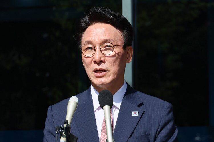 反日的言動の目立つ金民錫氏（時事通信フォト）