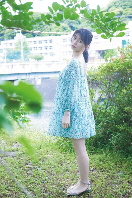 写真集『瀬戸環奈1st写真集 emerald』（税込4180円）は小学館より好評発売中！