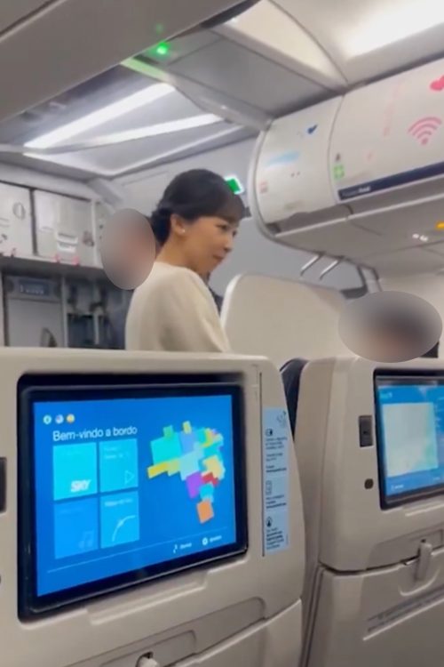 飛行機移動中の佳子さま（Xより）